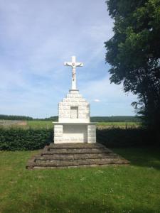 le calvaire à côté de la chapelle